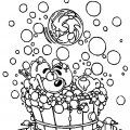 Ребятишки принимают ванну с мыльными пузырями.