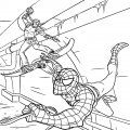 Человек-паук ведет неравный бой с врагом.