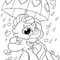 Милашка пони под зонтиком прячется от дождя.