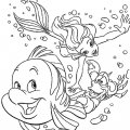 Русалочка играет под водой со своими друзьями.